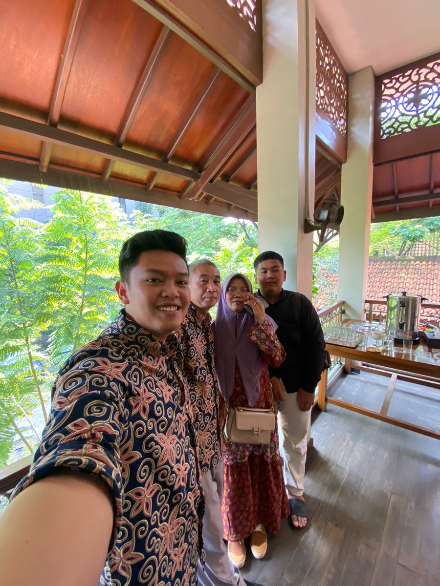 phiiiwww_'s tweet photo. Siapa yang selalu ketinggalan kumpul keluarga full tim? Akuakuakuu😊 faktor sekolah jauh, kuliah jauh, giliran libur semua masuk🙃 https://t.co/Dcqz9HFhfc