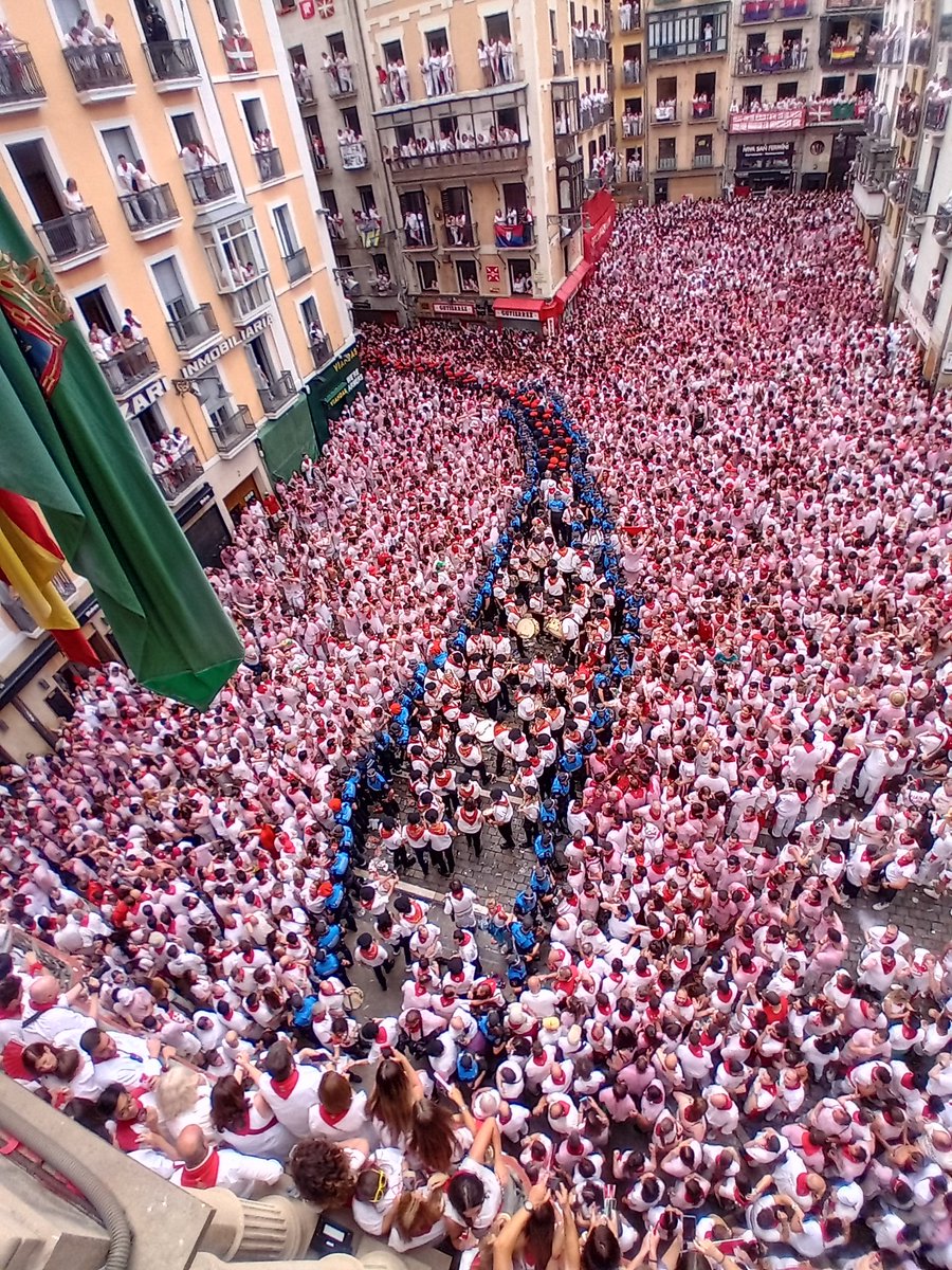 PamplonaIrunaPM's tweet image. Ya en fiestas y uno de los primeros eventos, Gaiteros,  Txistularis y Pamplonesa, salen a trasladar alegria por las calles. El esfuerzo  de  Policía Municipal para facilitar la salida desde la puerta principal del #PamplonaIruna