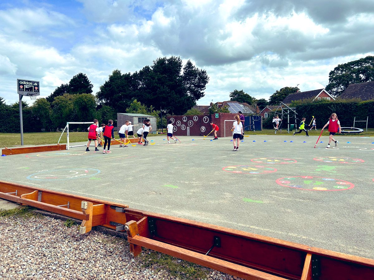 Loving the future year 5 hockey competition building on the skills learnt this term. Strictly refereed by @PrimaryMrG ! #tockpe