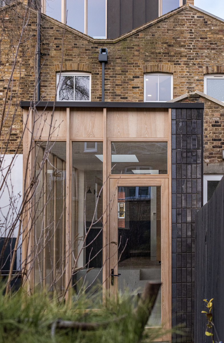 manuelofuentes's tweet image. Glass and timber framed faces are the “real showstopper” ~ #TwinHouse @dobuildUK 

#bydobuild #dobuild #fineconstruction #CIOB #BIID