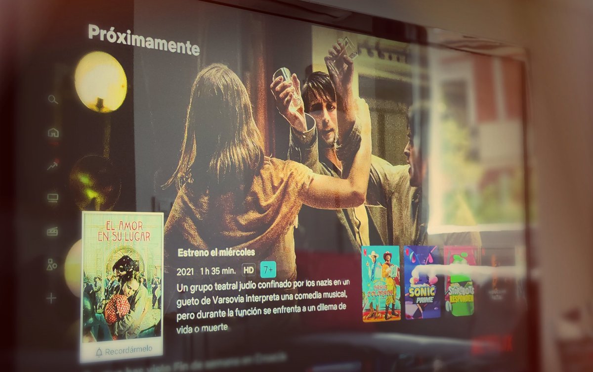 rodrigocortes's tweet image. A partir del próximo miércoles, 12 de julio, #ElAmorEnSuLugar (#LoveGetsARoom) estará disponible en @NetflixES, por si a alguien le apetece echarle un ojo y asomarse al Teatro Fémina, en el corazón del gueto de Varsovia. ¿Un REPÍO cantado, silvuplé? ¡Arriba el telón!