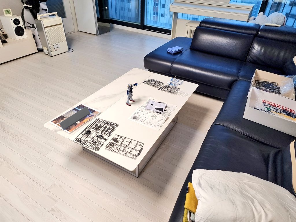 퇴근하고 집왔더니 아빠가 훔쳐가서 조립하다 만 건담의 잔해가 있었음,,