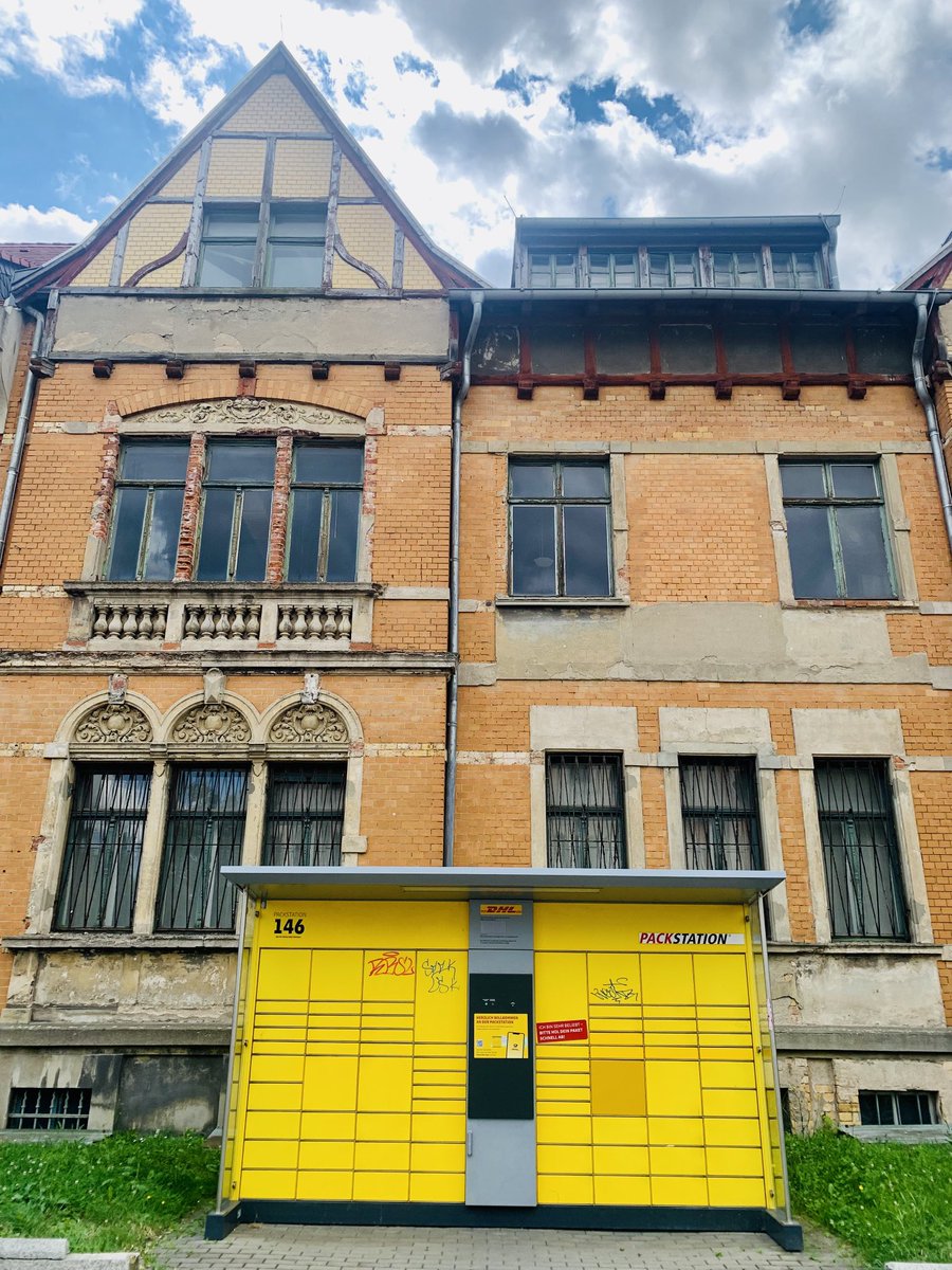 WouterZwart's tweet photo. Bitterfeld is zo’n typisch vml DDR-stadje van vergane glorie en ietwat treurige pogingen tot modernisering.
Je zou hopen dat DHL dat prachtige leegstaande pand voor een habbekrats koopt en er drie dolblije inwoners aan een baan helpt. Maar ja, zo blijven onze pakketjes goedkoop. https://t.co/LeGpWSAvFL