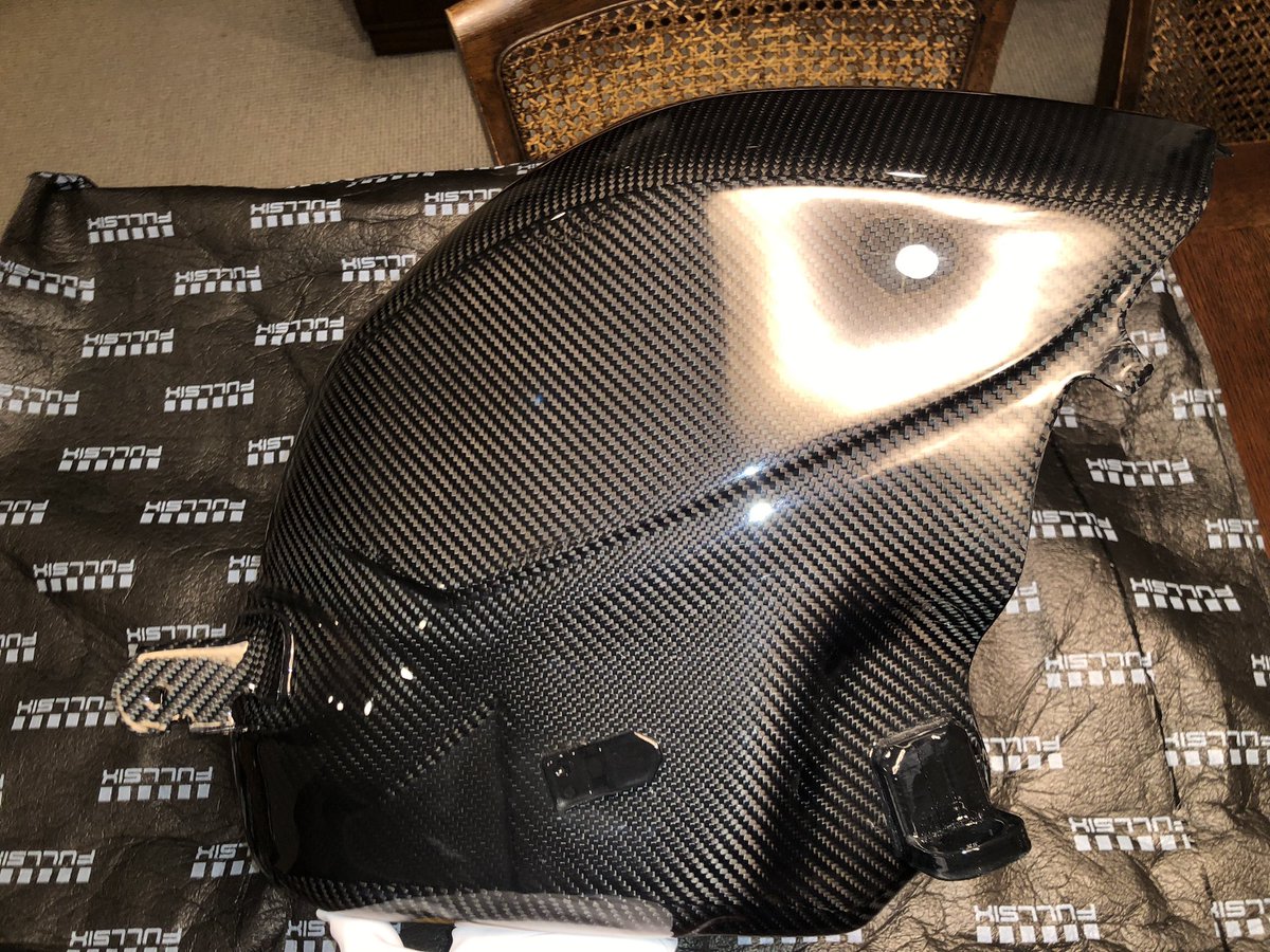 s1000rr_rideman's tweet photo. もうこれ芸術品だろ…
ということでS1000RR用カスタムパーツ
FULLSIX製カーボンタンク遂に届きましたぁぁ!🥳🥳
タンクカバーじゃ無いリアルカーボンタンクです!
注文してから約2ヶ月!
長かったです🥹
取付後の写真撮影がめちゃくちゃ楽しみです。
#fullsix
#S1000RR https://t.co/32nrAu59UG