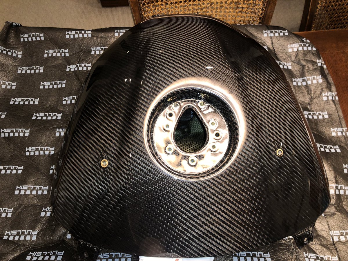 s1000rr_rideman's tweet photo. もうこれ芸術品だろ…
ということでS1000RR用カスタムパーツ
FULLSIX製カーボンタンク遂に届きましたぁぁ!🥳🥳
タンクカバーじゃ無いリアルカーボンタンクです!
注文してから約2ヶ月!
長かったです🥹
取付後の写真撮影がめちゃくちゃ楽しみです。
#fullsix
#S1000RR https://t.co/32nrAu59UG