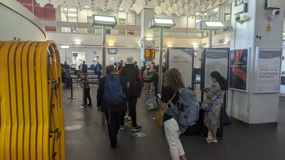 "but nobody is using ticket offices anymore"

Euston station at 1145 this morning <a href="/RMTunion/">RMT</a> #SaveTicketOffices