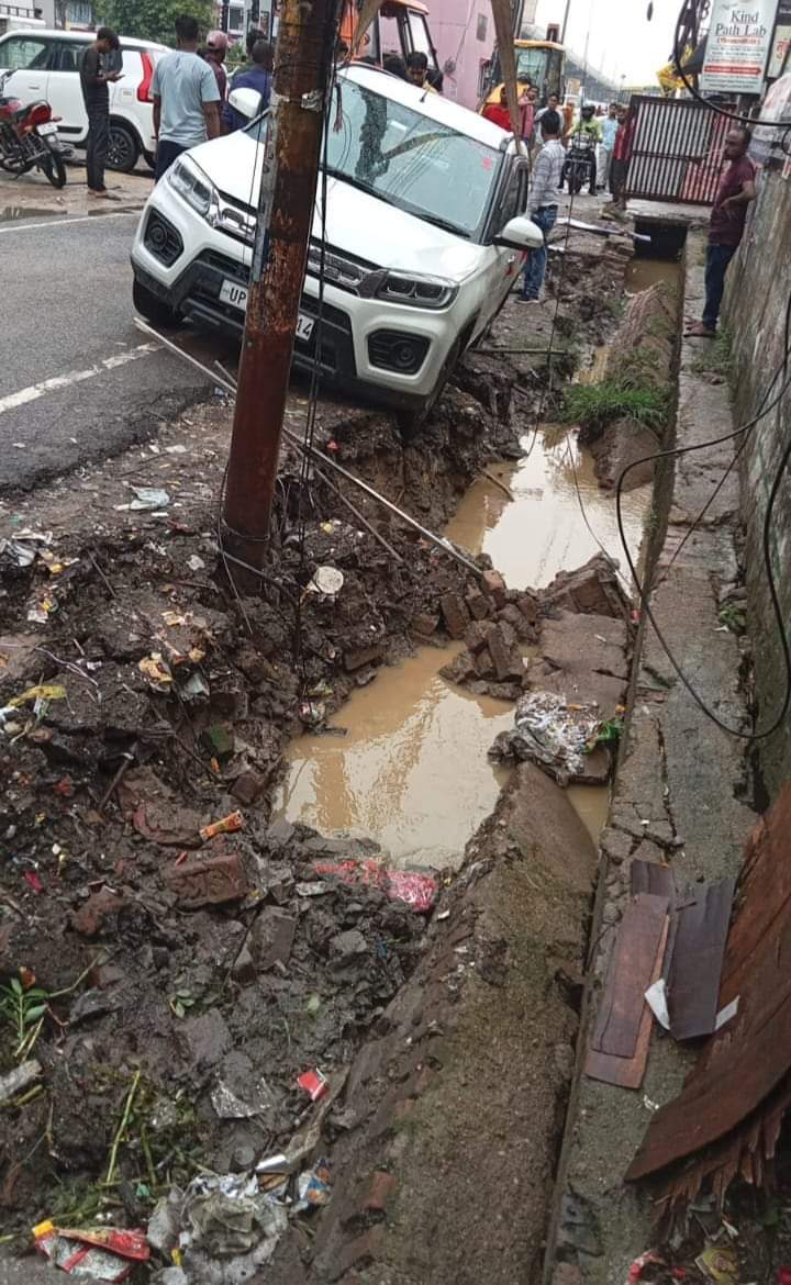 harsh_bansal91's tweet photo. @CMOfficeUP @rajnathsingh @aksharmaBharat @myogioffice 
 सुख कॉन्प्लेक्स के सामने नाले की भयानक स्थिति लेकिन नगर निगम वाले किसी भी प्रकार की कोई कार्रवाई करने को तैयार नहीं माननीय मुख्यमंत्री जी के लखनऊ स्मार्ट सिटी के सपने पर पानी फेरते लखनऊ नगर निगम अधिकारी https://t.co/S0pnBUwMcn
