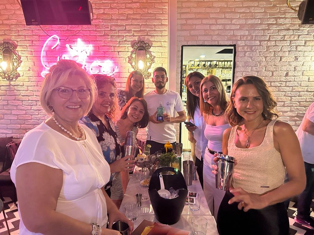 EWMDTurkey's tweet photo. EWMD Türkiye organizasyon ekibi unutulmaz bir etkinliğe daha imza attı. Suadiye Grace Café &amp; Bistro ‘da gerçekleştirdiğimiz Kokteyl Workshop etkinliğimize katılan tüm dostlarımıza teşekkür ederiz.

#EWMDNet #EWMDTürkiye #KokteylWorkshop #KeyifliEtkinlik #ToplulukRuhu #Paylaşım https://t.co/gvtP4NxbpW