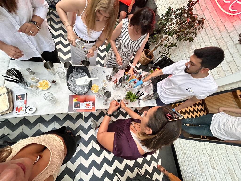 EWMD Türkiye organizasyon ekibi unutulmaz bir etkinliğe daha imza attı. Suadiye Grace Café &amp; Bistro ‘da gerçekleştirdiğimiz Kokteyl Workshop etkinliğimize katılan tüm dostlarımıza teşekkür ederiz.

#EWMDNet #EWMDTürkiye #KokteylWorkshop #KeyifliEtkinlik #ToplulukRuhu #Paylaşım