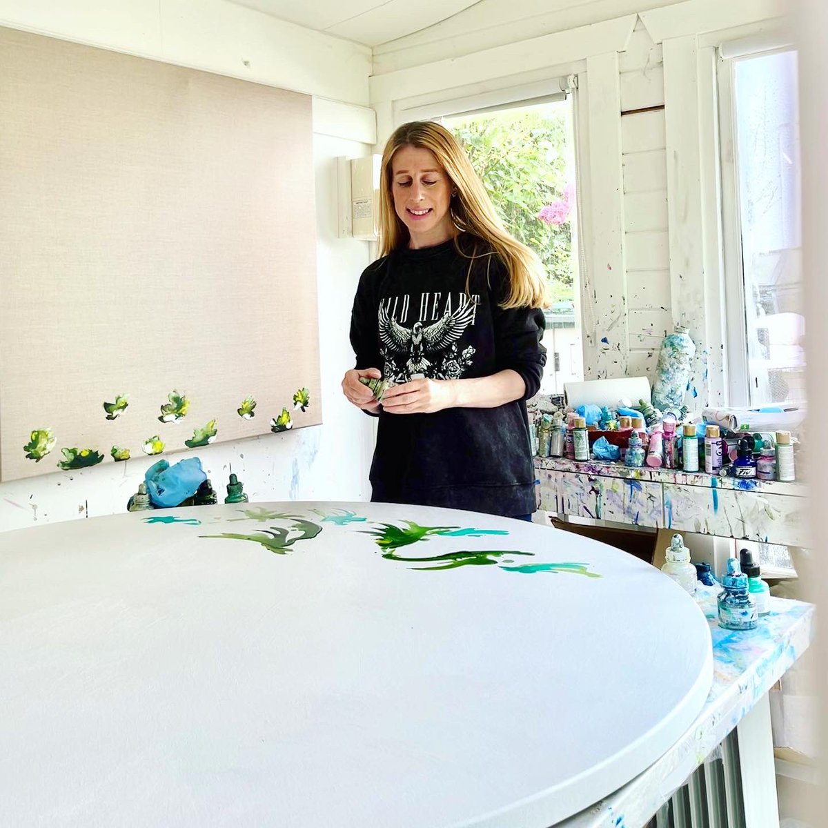 CorinneNatel's tweet photo. Back to work after an incredible @TheOtherArtFair 💜 I’m currently working on some fantastic projects including this huge circle painting at 120cm diameter for an amazing venue! thanks to @Artiqtweets My ultimate dream project, large #floralcollage art circle! 😍💚🌟 https://t.co/mv2mCp0pKD