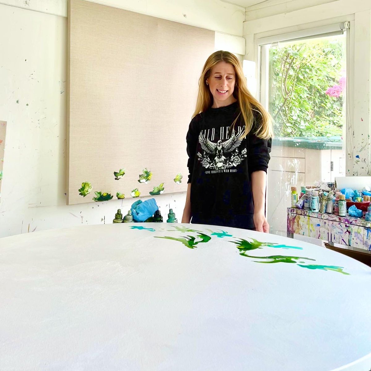 CorinneNatel's tweet photo. Back to work after an incredible @TheOtherArtFair 💜 I’m currently working on some fantastic projects including this huge circle painting at 120cm diameter for an amazing venue! thanks to @Artiqtweets My ultimate dream project, large #floralcollage art circle! 😍💚🌟 https://t.co/mv2mCp0pKD