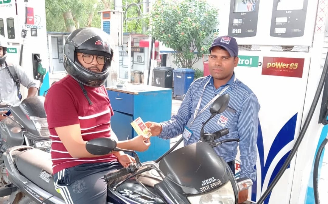 hpcl_gurugram's tweet photo. Join the "Fill n Chill" campaign!
Fill Petrol/poWer/poWer 95 for more than Rs. 300 (2W) or Rs. 1500 (4W) to enter our Fortnightly outletwise #luckydraw & #Megadraw
Participate by dropping your bill with name & number at select outlets.
Don't miss the opportunity to win big!⛽🎉 https://t.co/fv7YuPQXzp