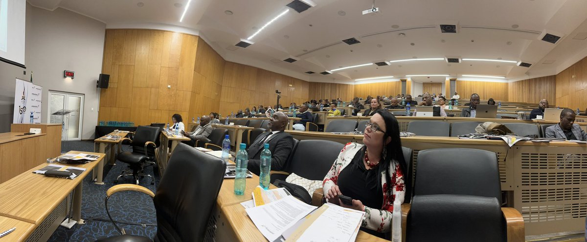 Tzoro1's tweet photo. We have about 70 people in the room here @UniversitySA @UnisaSBL & 80 people attending virtually in our #StakeholderWorkshop @productivitysa @ProudlySA @SANA__org @ZweliKINGDlomo @Nu_Edison @lusciousyvo @Basssikk @NANDIDABULA https://t.co/UxZUtyTCQ5