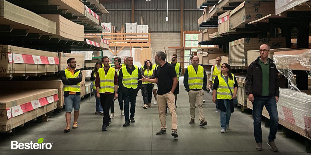 MaderasBesteiro's tweet photo. 📷¡Día de aprendizaje!📷
Un nuevo grupo de curso de formación en cálculo estructural de madera de #Pemade visitan nuestras instalaciones📷📷
#MaderasBesteiro https://t.co/Nyx9hMsu0c