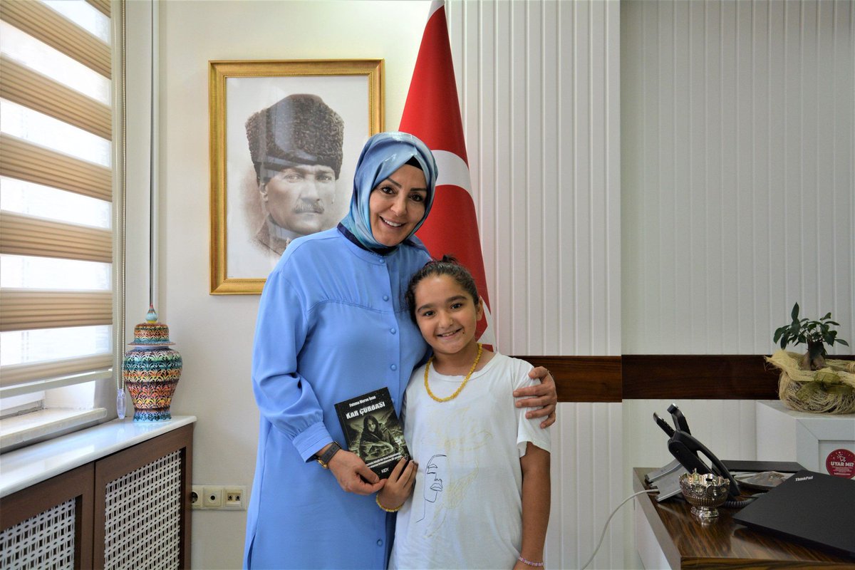 Akçadağ / Cumhuriyet İlkokulu Öğrencimiz Fatıma Merve İnan, 6 Şubat depremini anlatan ‘Kar Çorbası’ adlı kitabını İl Müdürümüz Sayın Hatice Özdemir’e takdim etti.
#Karçorbası
<a href="/tcmeb/">Millî Eğitim Bakanlığı</a> <a href="/Yusuf__Tekin/">Yusuf Tekin</a> <a href="/TCMalatyaV/">TC Malatya Valiliği</a>