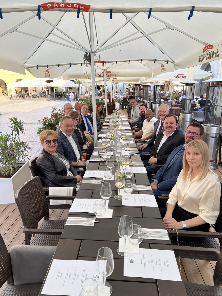 makay58's tweet photo. Science Days at the Silesian University of Technology
The pre conference dinner hosted by the Vice-Rector, Prof. Marek Pawelczyk welcome to the distinguished speakers at the #rathouse meeting n #gliwice
@UHBiomedEng
@IEEEembs
@IEEEembs
@IEEEWIE
#ieee https://t.co/XZi6y2ERYZ
