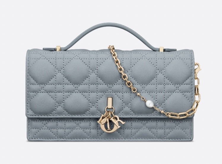 🔱🎁アリス代表ボーナス企画🎁🔱

🛍️MISS DIOR ミニバッグ🛍️

「ボーナスシーズン」に突入したということで、アリス代表から皆様へのボーナスです🔥✨

お好きな色のMISS DIOR ミニバッグ or「現金30万円」✖1名当選🏆

📮応募方法📮
•フォロー&amp;いいね&amp;RT💌
•他投稿RTで当選率UP☝️
•〆切 : 7/21