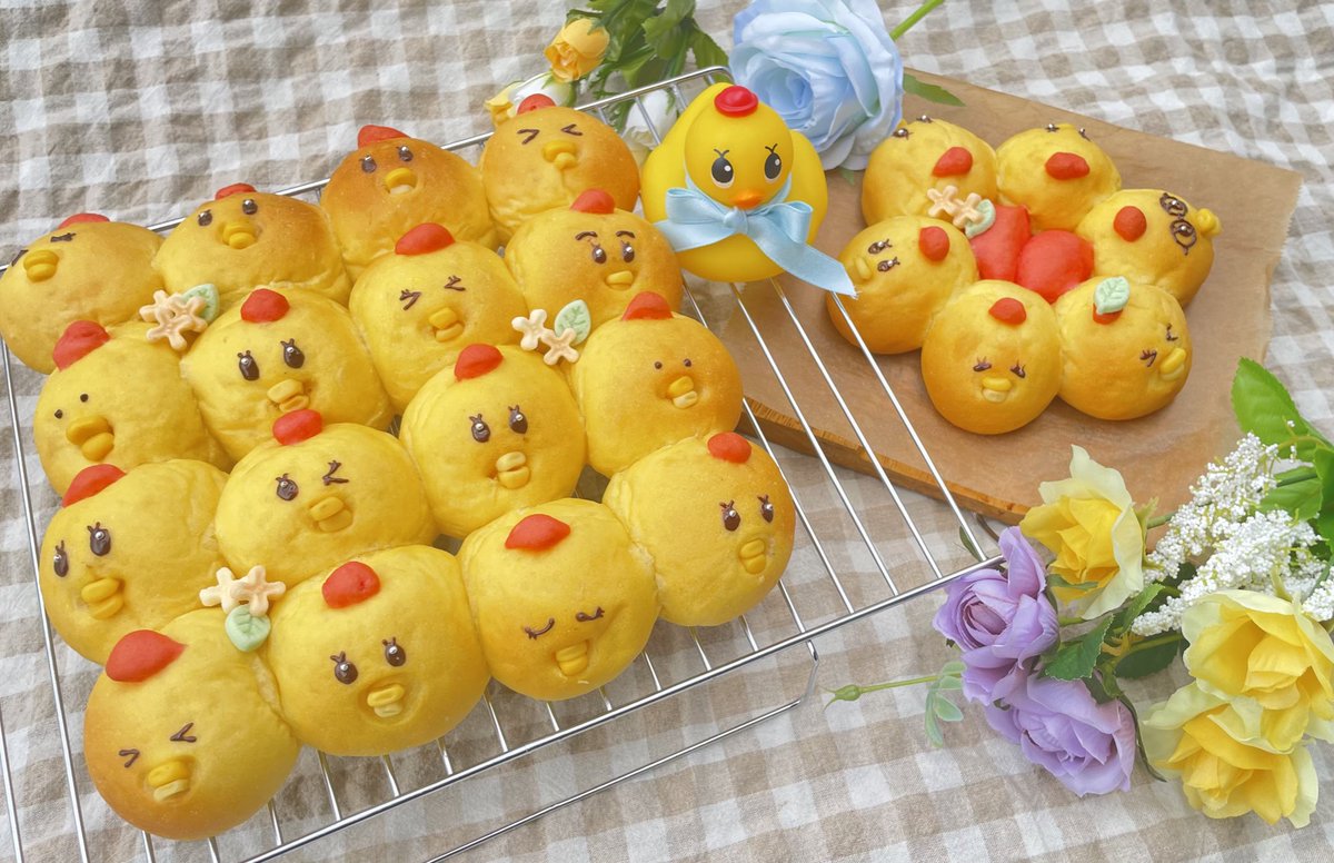 k5lade's tweet photo. 🐥アヒル隊長のちぎりパンを作りました🐥

ちょこっと色濃くついちゃった子いるけど
見なかったことにしてください！笑

いろんな顔にしてみました！
(⚠️私は絵が下手です)

みなさんはどのお顔が好きですか？
よかったら教えてください🫶
わたしは眉毛の子と2枚目の子🐥

#美しい彼 #アヒル隊長 https://t.co/WU66uepdX0