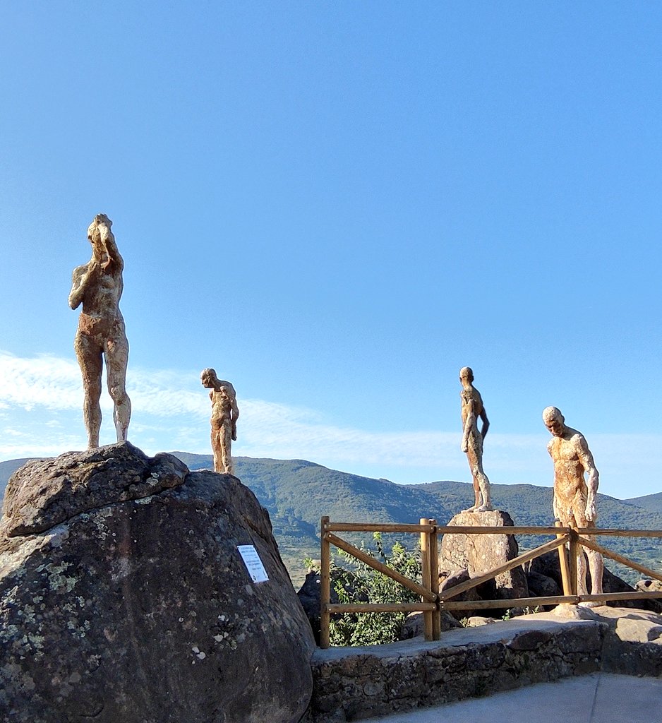 francisrc93's tweet photo. Vengo a El Jerte, y leo "Hijos de puta", "Viva Franco" y "Viva VOX" en la placa de El Mirador de la Memoria, en El Torno. Como explicó el autor de las esculturas, la reacción forma parte del monumento. Mal que les pese, en estas sierras, el olvido está lleno de memoria. https://t.co/NV89EmXj3O