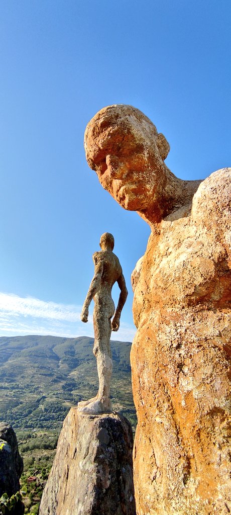 francisrc93's tweet photo. Vengo a El Jerte, y leo "Hijos de puta", "Viva Franco" y "Viva VOX" en la placa de El Mirador de la Memoria, en El Torno. Como explicó el autor de las esculturas, la reacción forma parte del monumento. Mal que les pese, en estas sierras, el olvido está lleno de memoria. https://t.co/NV89EmXj3O