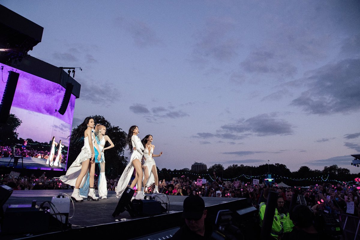 BLACKPINK's tweet photo. What an unforgettable moment. Thank you so much @bsthydepark for having us this year. We had so much fun with this amazing crowd!💫 Hope you enjoyed your time with us as well, and we’ll be looking forward to seeing everyone again🩷

#BLACKPINK #블랙핑크 #BSTHydePark #HEADLINER #YG