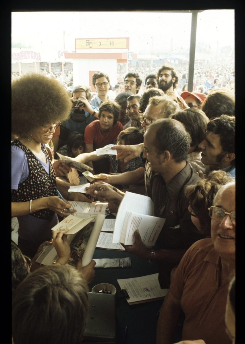 Hommage à <a href="/AngelaDavis_/">Angela Davis</a> figure de la lutte féministe et antiraciste 

Ce mercredi 5 juillet <a href="/vpecresse/">Valérie Pécresse</a> , la droite et l'extrême droite de la région <a href="/iledefrance/">Région Île-de-France</a> ont décidé de "cancel" le lycée au nom de la laïcité... 

Nous dénonçons cette instrumentalisation politique 😡