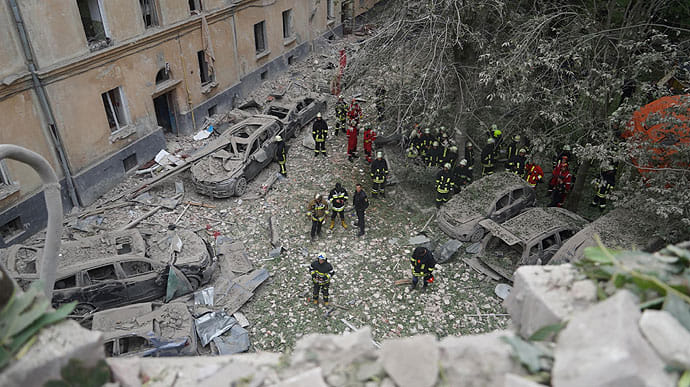 khrystyna_9's tweet photo. More than 250 apartments, 10 student dormitories, 2 universities, a sanatorium school and an orphanage were destroyed or damaged as a result of Russian attack on my hometown this morning. 
4 people were killed. The youngest was a 21-year-old girl💔 https://t.co/13pTvTH9IS