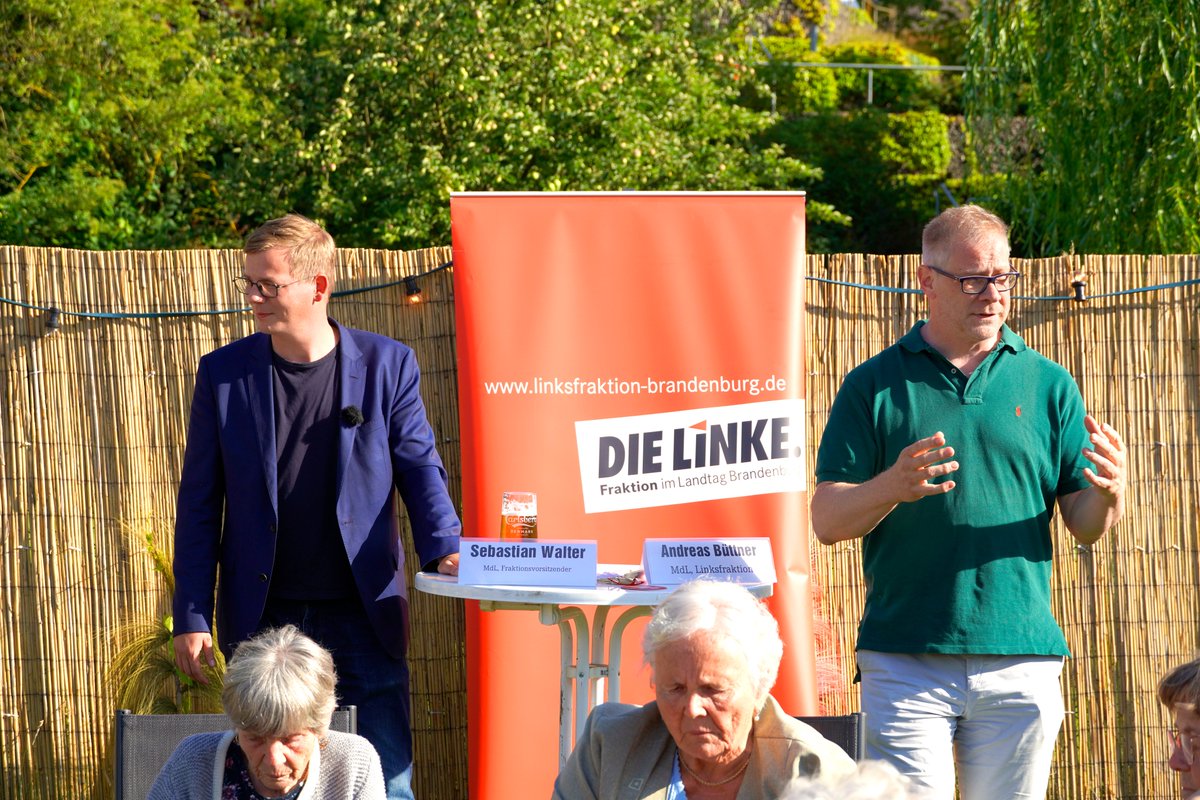 linke_ltbb's tweet photo. Rund 40 interessierte Menschen fanden sich gestern in der #Templin/er Hafenbar ein, um mit unserem Fraktionsvorsitzenden @walter_linke  und dem Wahlkreisabgeordneten @BuettnerAndreas ins Gespräch zu kommen.

#linkeltbb #allesistteurer #preiskrise #inflation https://t.co/khDh1lA8hK