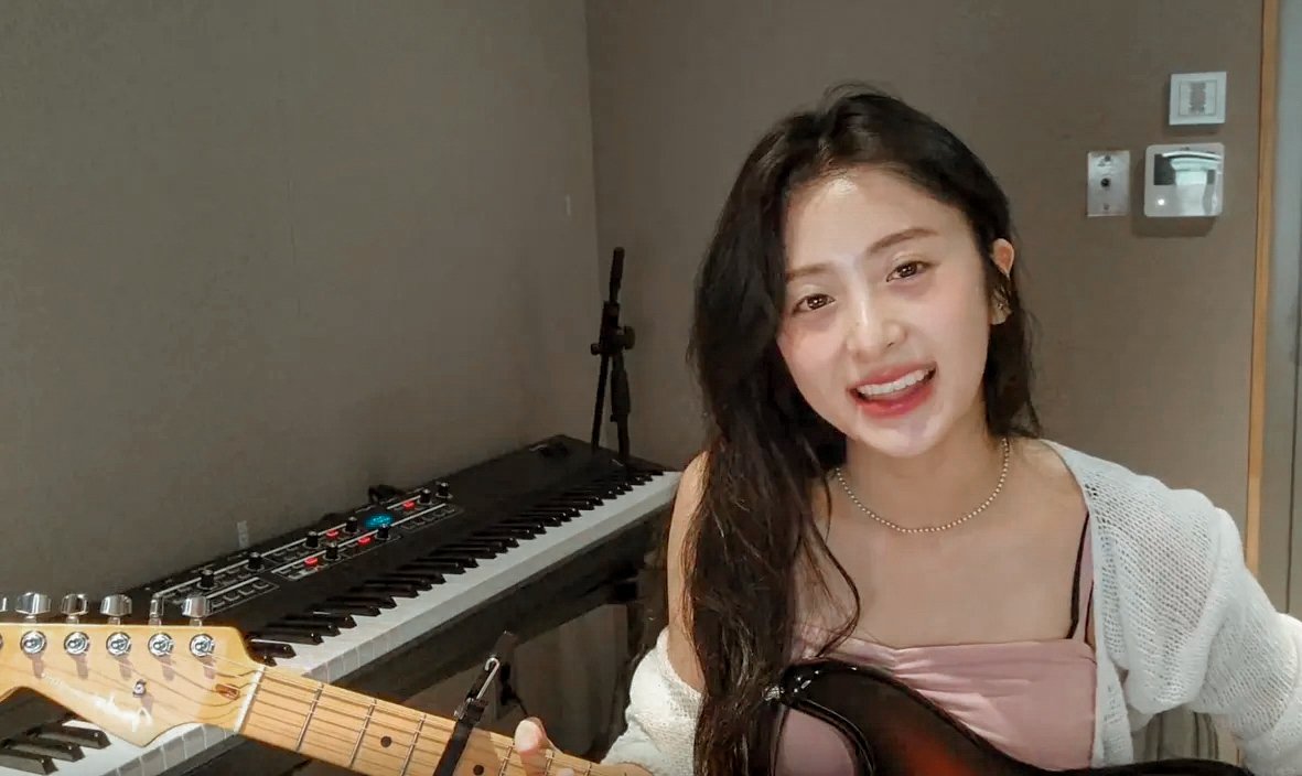 Songs that #HUHYUNJIN sang/covered on solo weverse live today — A THREAD