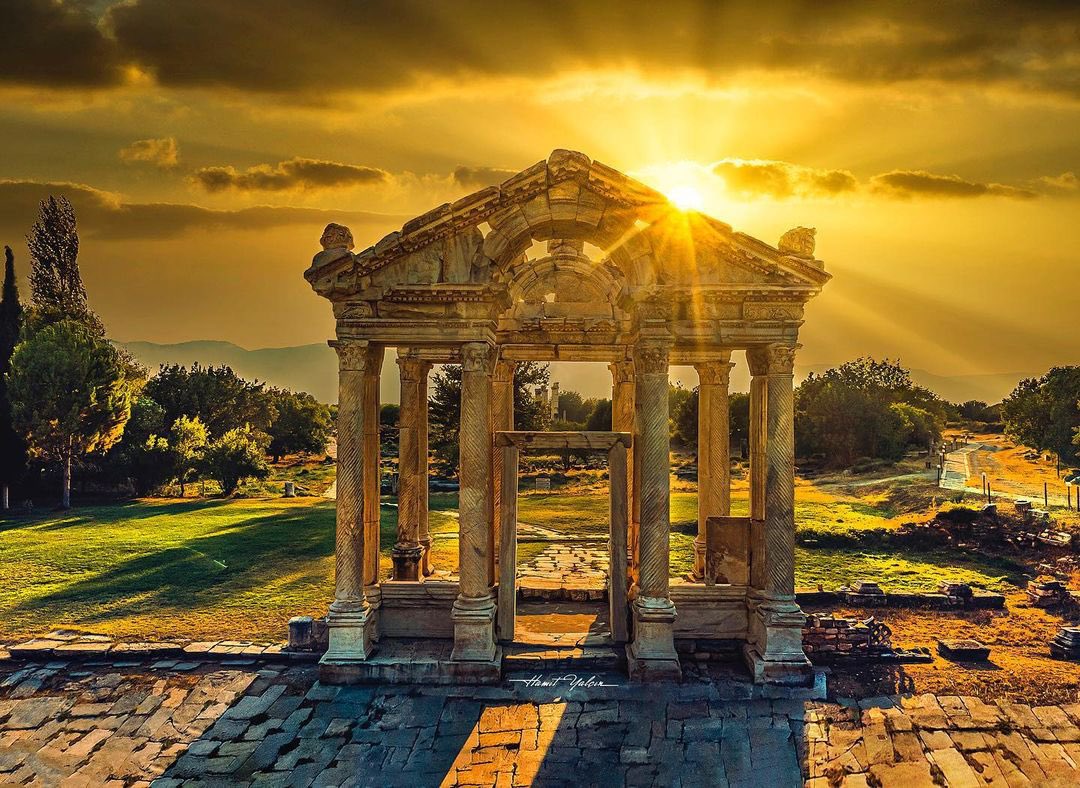 iktm09's tweet photo. Have you ever witnessed the fascinating view of the ancient city of #Aphrodisias, where the ochre sun casts a golden spell?   While walking on the #Tetrapylon street, stop for a moment and watch the dance of colours in front of you for a while.
#Aydin 
+++ https://t.co/Ne9IGc2bqa