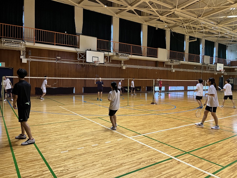 mikifan11's tweet photo. 本日、大阪府立摂津高等学校バドミントン部指導でした 
テーマは基礎の見直し　基礎とは･･･
#バドミントン 
#摂津高等学校 
#バドミントン部 
#部活指導 
#ASTROX99PRO
2023/07/06
 https://t.co/lQl9zMqxJ2 https://t.co/SqCGFaQJXq