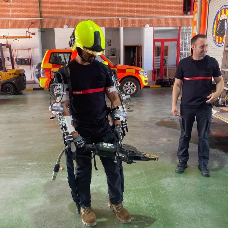 BizkaiaEmpresa's tweet photo. #Beazkide

🔹#CyberHumanSystems desarrolla un #exoesqueleto modular que facilita las #OperacionesDeRescate en situaciones de emergencia

"#ExoRescue incluye motorreductores, sensores  y sistemas de control con #IA que multiplican las capacidades físicas de quienes lo utilizan" https://t.co/2OyiIHajRt