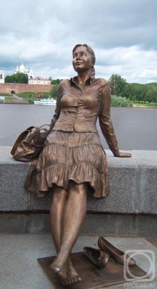 HWarloww's tweet photo. Another beautiful lady 
Vadim Borovykh is the Sculptor 
‘Tired Tourist’ lady monument in Veliky Novgorod https://t.co/CuRq85W76T