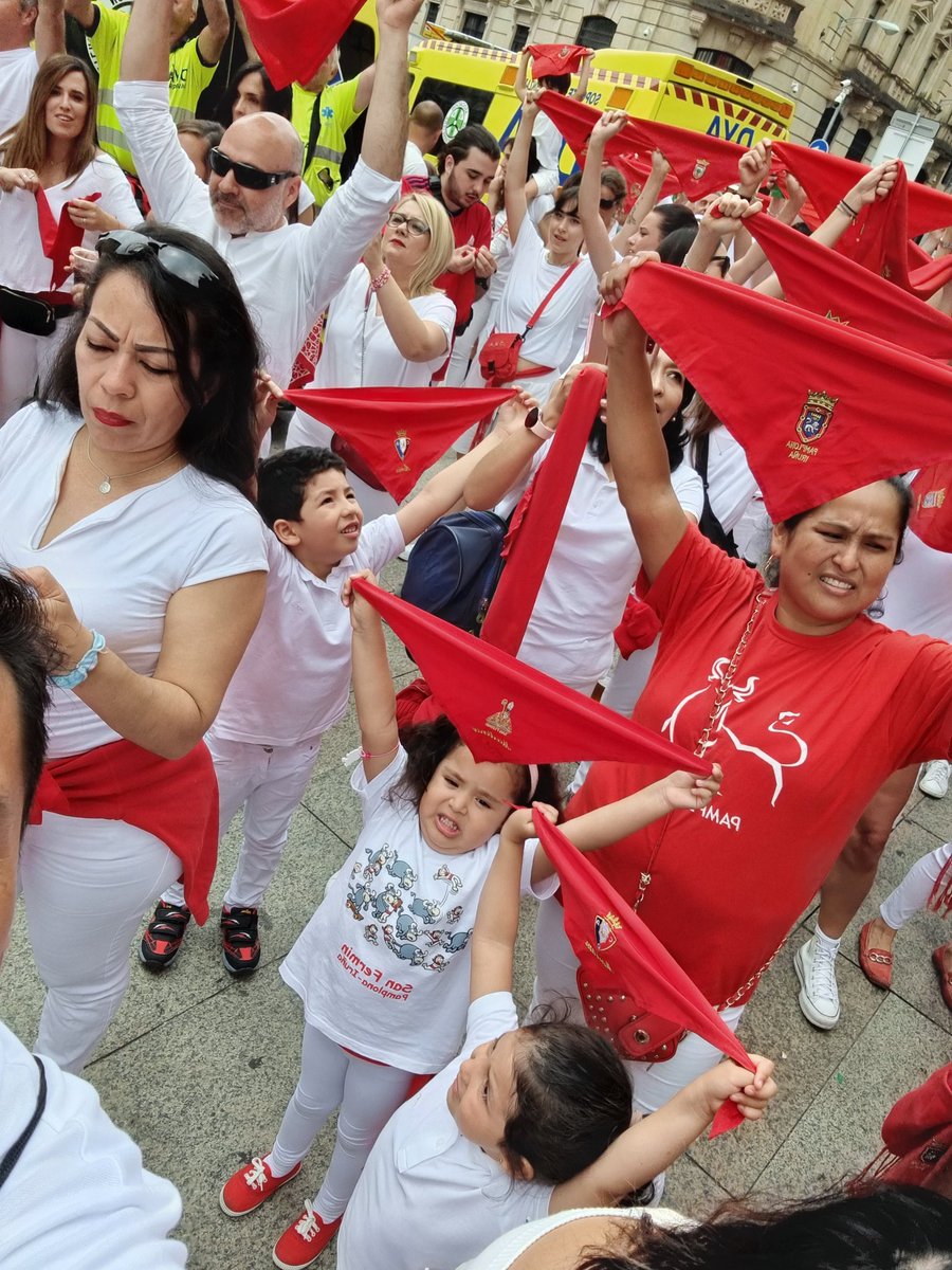 chelosig's tweet photo. Viva San fermin https://t.co/wT9qDs8v6P