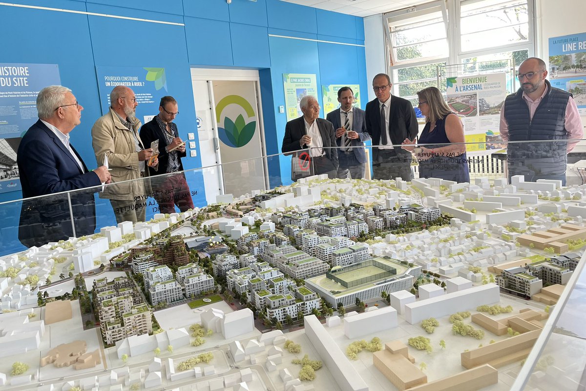 villederueil's tweet photo. 🌹🌹🌹🌹 Bienvenue au jury du comité @VVFleuris qui sont venus auditer ce matin nos infrastructures paysagères dans le cadre du renouvellement du label 4 #fleurs, la plus haute distinction.

Voir toutes les actions menées et à venir ➡️ https://t.co/0lmmoU1GeP https://t.co/h4fgbvKtYA