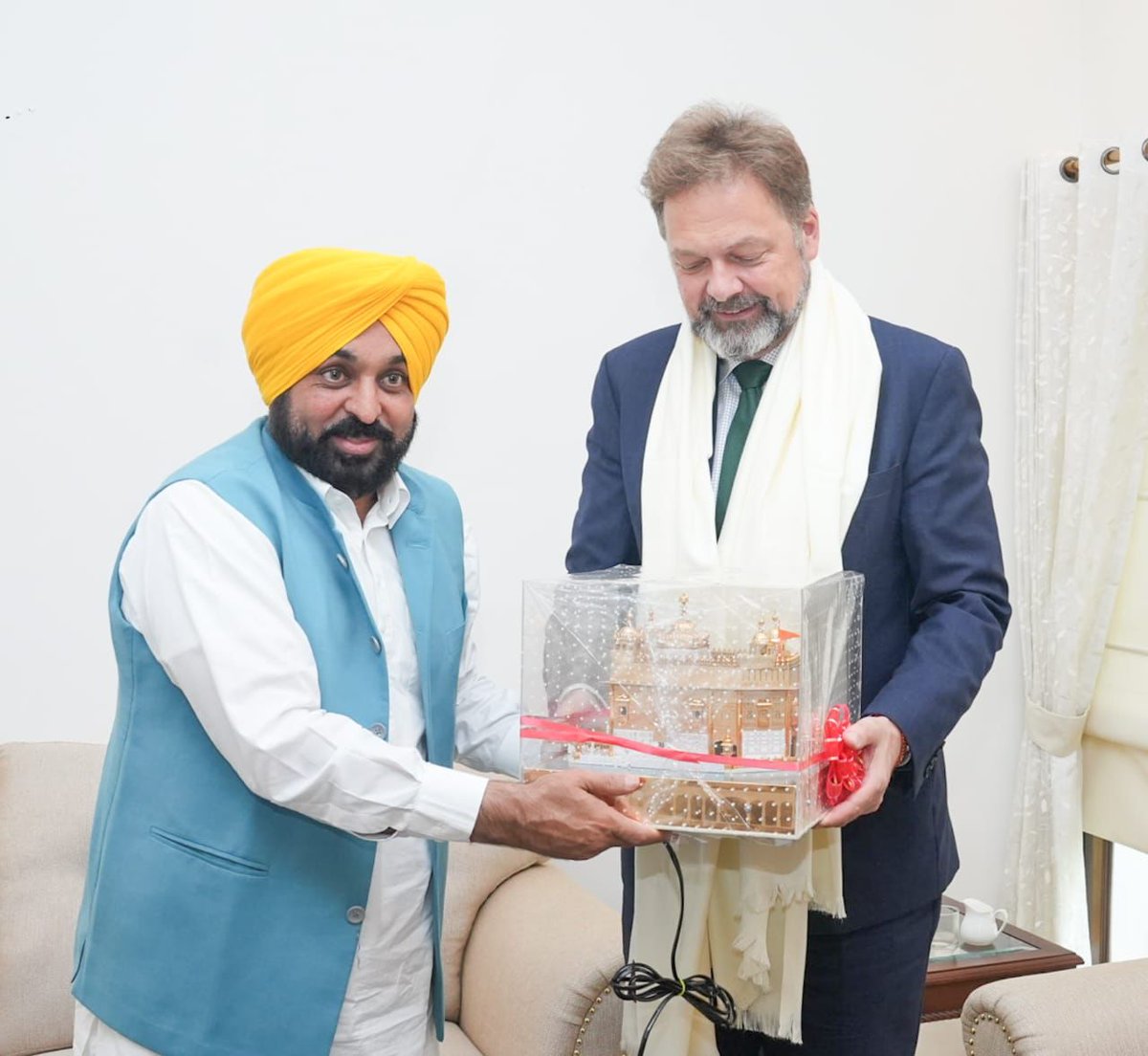 BhagwantMann's tweet image. ਅੱਜ ਚੰਡੀਗੜ੍ਹ ਆਪਣੀ ਰਿਹਾਇਸ਼ ਵਿਖੇ ਭਾਰਤ &apos;ਚ ਜਰਮਨ ਅੰਬੈਸਡਰ @AmbAckermann ਨਾਲ ਮੁਲਾਕਾਤ ਕੀਤੀ ਤੇ ਕਈ ਅਹਿਮ ਮਸਲਿਆਂ ਨੂੰ ਲੈਕੇ ਚਰਚਾ ਕੀਤੀ...

ਪੰਜਾਬ &apos;ਚ ਜਰਮਨੀ ਦੀਆਂ ਕੰਪਨੀਆਂ ਵੱਲੋਂ ਕੀਤੇ ਜਾ ਰਹੇ ਨਿਵੇਸ਼ ਬਾਰੇ ਗੱਲਬਾਤ ਕੀਤੀ ਤੇ ਨਾਲ ਹੀ ਸਿੱਖਿਆ ਖੇਤਰ ਨੂੰ ਲੈਕੇ ਅਹਿਮ ਵਿਚਾਰਾਂ ਹੋਈਆਂ...ਖਾਸ ਤੌਰ &apos;ਤੇ ਨੌਜਵਾਨਾਂ ਨੂੰ ਸਕਿੱਲ…