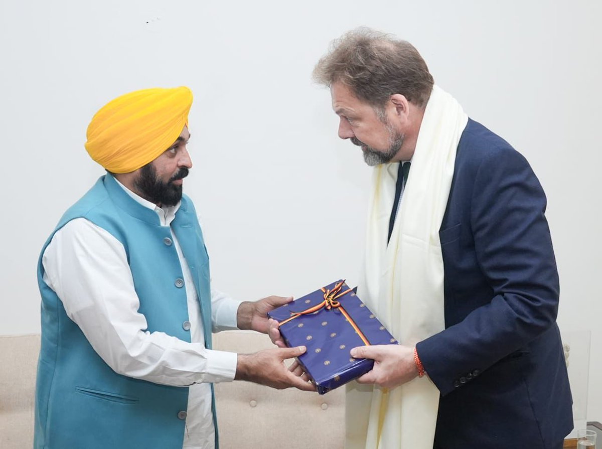 BhagwantMann's tweet image. ਅੱਜ ਚੰਡੀਗੜ੍ਹ ਆਪਣੀ ਰਿਹਾਇਸ਼ ਵਿਖੇ ਭਾਰਤ &apos;ਚ ਜਰਮਨ ਅੰਬੈਸਡਰ @AmbAckermann ਨਾਲ ਮੁਲਾਕਾਤ ਕੀਤੀ ਤੇ ਕਈ ਅਹਿਮ ਮਸਲਿਆਂ ਨੂੰ ਲੈਕੇ ਚਰਚਾ ਕੀਤੀ...

ਪੰਜਾਬ &apos;ਚ ਜਰਮਨੀ ਦੀਆਂ ਕੰਪਨੀਆਂ ਵੱਲੋਂ ਕੀਤੇ ਜਾ ਰਹੇ ਨਿਵੇਸ਼ ਬਾਰੇ ਗੱਲਬਾਤ ਕੀਤੀ ਤੇ ਨਾਲ ਹੀ ਸਿੱਖਿਆ ਖੇਤਰ ਨੂੰ ਲੈਕੇ ਅਹਿਮ ਵਿਚਾਰਾਂ ਹੋਈਆਂ...ਖਾਸ ਤੌਰ &apos;ਤੇ ਨੌਜਵਾਨਾਂ ਨੂੰ ਸਕਿੱਲ…