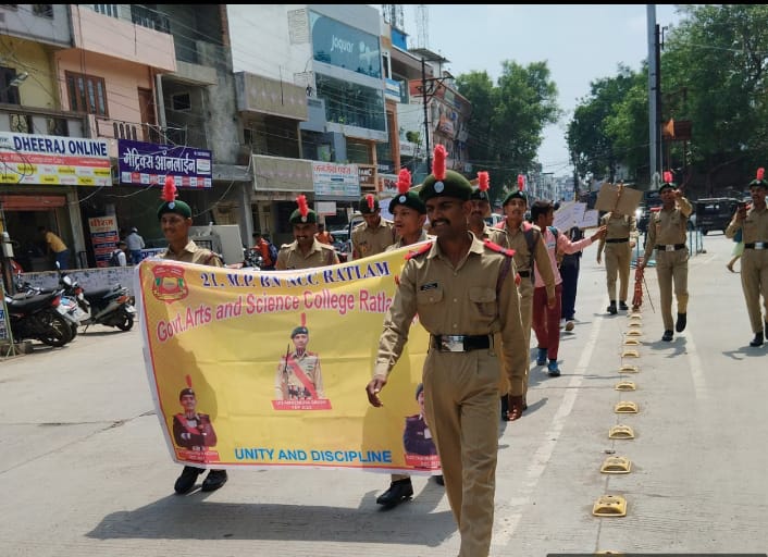 Team21R's tweet photo. #World Plastic Bag Free Day: An awareness Campaign was Org on World Plastic Bag Free Day by the NCC Cdts of 21 MP Bn NCC, Ratlam at  Jhabua, Mandsaur and Ratlam location on 06 Jul 2023.
          
@HQ_DG_NCC
@NccDteMPCG
@CMMadhyaPradesh
@highereduminmp
@dmratlam
@Nccindore https://t.co/0MLW3ZQ76b