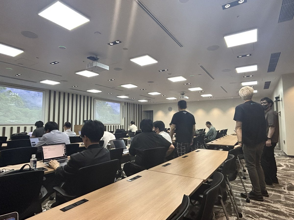 今日は、ゼンアーキテクツさんが開催しているAzure AD B2Cのハンズオンイベントにいます🥳
みなさんモクモクと作業中...！