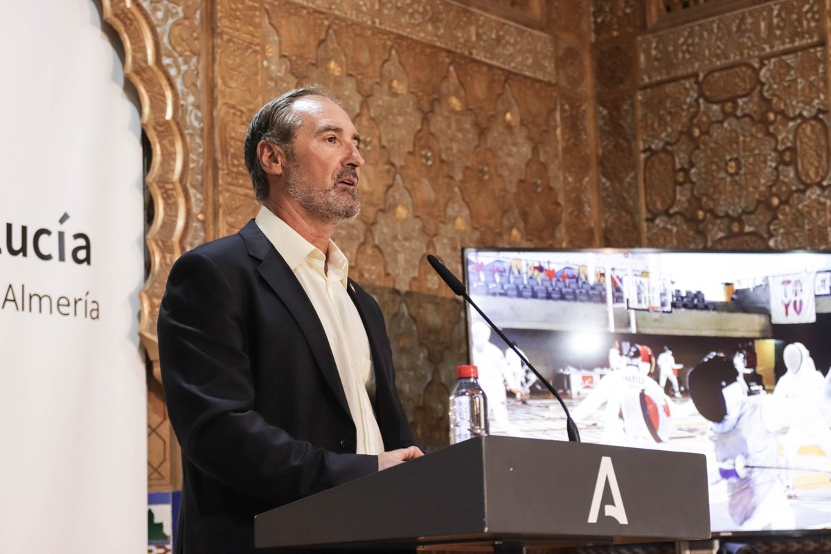 PMDAlmeria's tweet photo. 📌 La II Concentración Internacional de Esgrima reúne a 150 deportistas de todo el mundo en Almería.

▶️ Antonio J. Casimiro participa en la presentación que resalta la capacidad de la ciudad en la organización de eventos deportivos. 

#AlmeríaEsDeporte https://t.co/YtL7yvpYbX https://t.co/wwRYK8qUF4