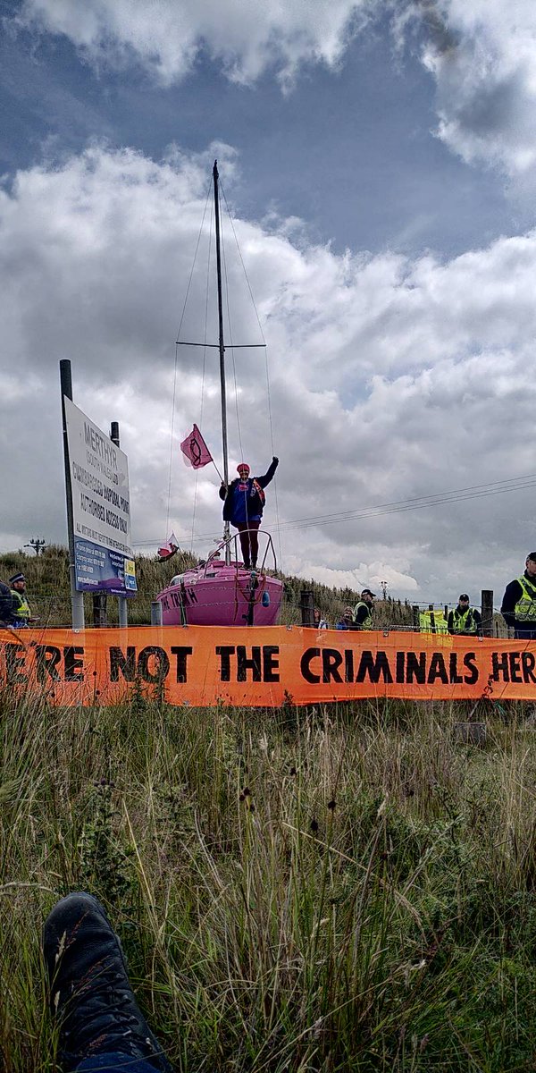 XRebellionUK's tweet image. ⚠️HAPPENING NOW⚠️
XR activists have just been arrested by the police for having blocked an ILLEGAL COAL MINE at Ffos-y-Fran, near Merthyr Tydfil! 

Where is the justice? 

It&apos;s time to end coal!
#EndFossilFuels #CoalMine @xr_cymru

👀 Updates to follow 💥