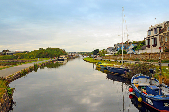waterwaysworld's tweet image. Roger Butler uncovers Cornwall's Lost Canal. Two hundred years ago, the Bude Canal was bustling with activity due to the arrival of tub boats. Although it is now abandoned, its intriguing remnants continue to captivate. 
Read more about the Bude Canal... waterwaysworld.com/magazine/onsal…