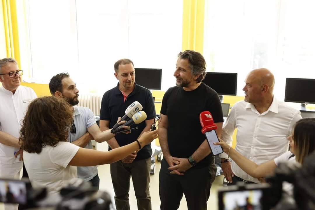 albanzogaj's tweet photo. Kemi dorëzuar aparatura mjekësore me kosto 300,000 mijë €.Kryetari, Perparim Rama  ka në fokus të veçantë sektorin shëndëtsor. Falënderoj Dejtorin e Shëndetësisë, Izet Sadiku  për punën fantastike. 
Prishtina për të gjithë! ✅🏥

#Prishtina #Shëndëtsia #PR4PR #Kryeqyteti https://t.co/G1Go8Ty72a