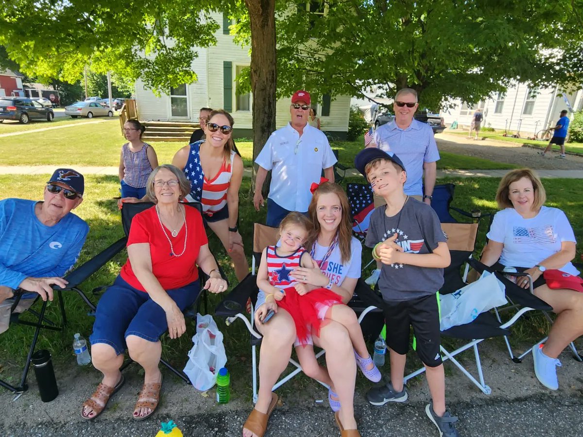 LisaLove9000's tweet photo. Independence day parade! 🇺🇸
#letfreedomring https://t.co/JFCxvAkGR9