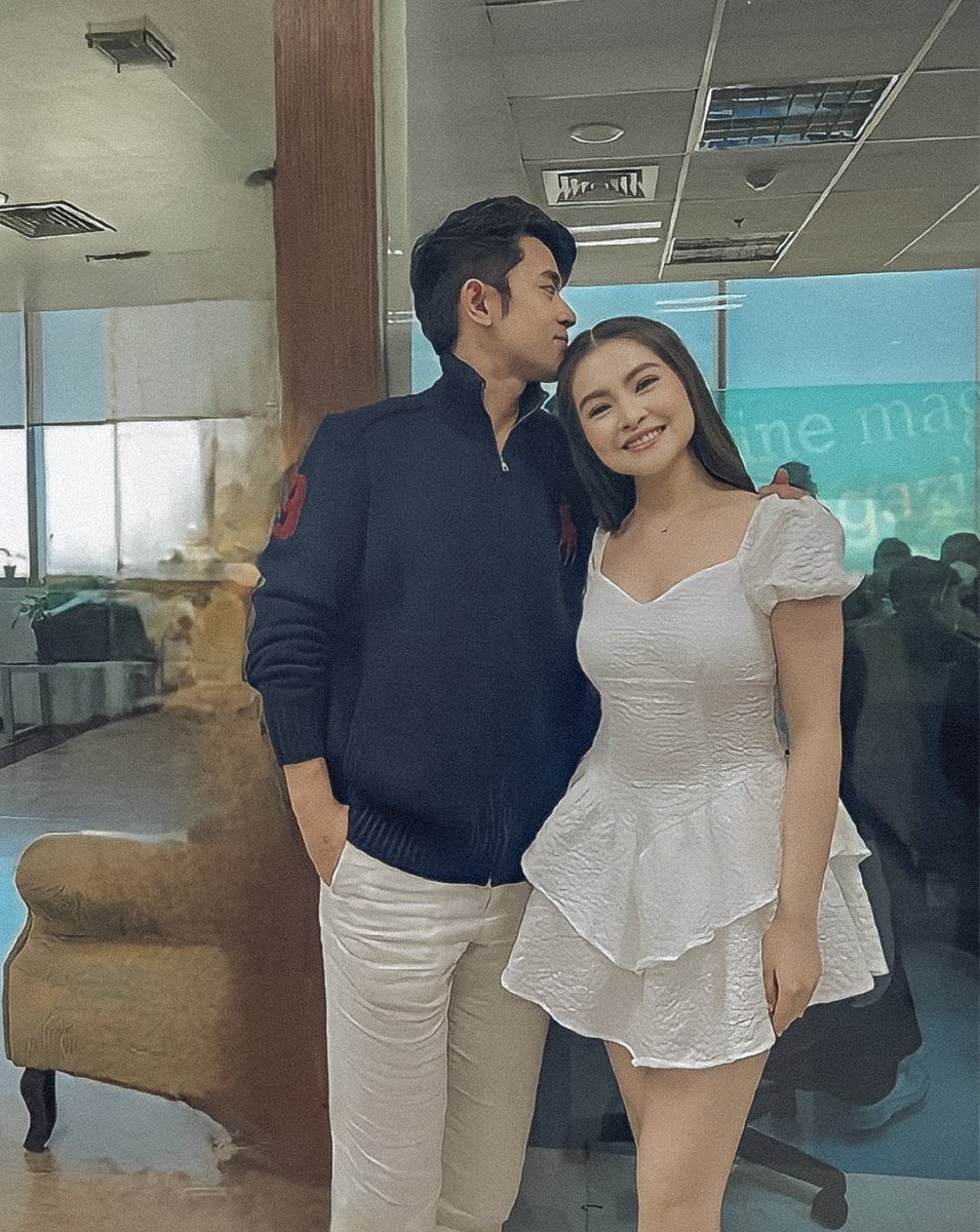 ste_llaa_'s tweet photo. Shet I kennat this!!!! 🤍 

David resting his chin to Barbie's head si so lakas makajowa vibe yung ganitong photo 😩🥺🫶 

Sorna.
#BarDa https://t.co/fLxTciv4g9