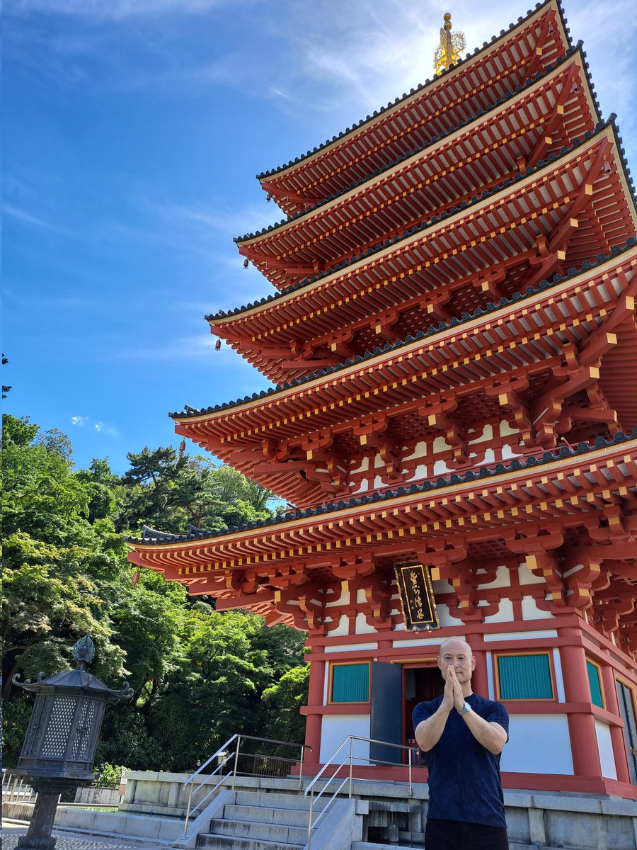 ryosuke_obata's tweet photo. 今日初めて高幡不動へ出掛けました。
空がどこまでも広く青く、
太陽は白く輝き、
雲は青いキャンバスに白い不思議な模様を描く。
その天に向けて、赤い五重塔が伸び上がる。
清々しい。
#高幡不動 #寺社 #パワースポット #神社仏閣 #Japan #phote #フォト #小幡良祐 #清々しい #samurai #zen https://t.co/GPqcX0iKB3