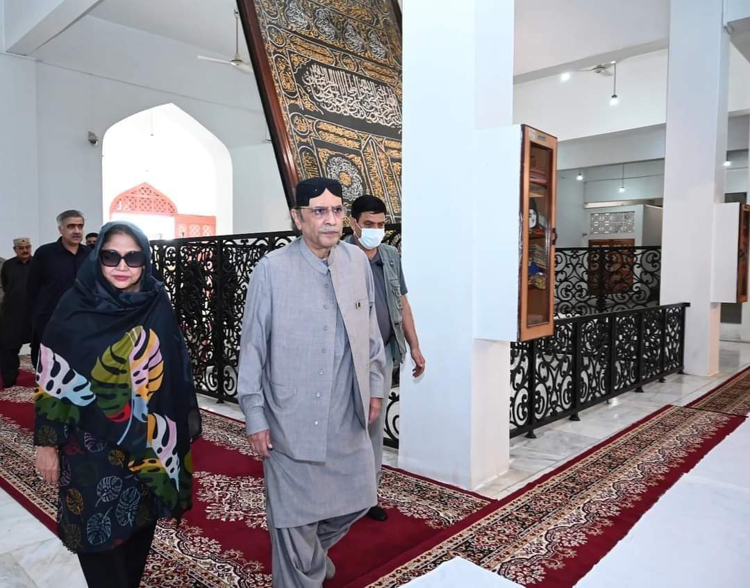 AsifAliZerdari's tweet photo. سابق صدر مملکت آصف علی زرداری کی گڑھی خدابخش آمد 
آصف علی زرداری نے اپنی ہمشیرہ فریال تالپور کے ہمراہ شہداء کی مزارات پر حاضری دی 
آصف علی زرداری نے شہید محترمہ بینظیر بھٹو کی مزار پر پھول چڑھائے اورفاتح خوانی کی .. https://t.co/gIpbzTzSMP