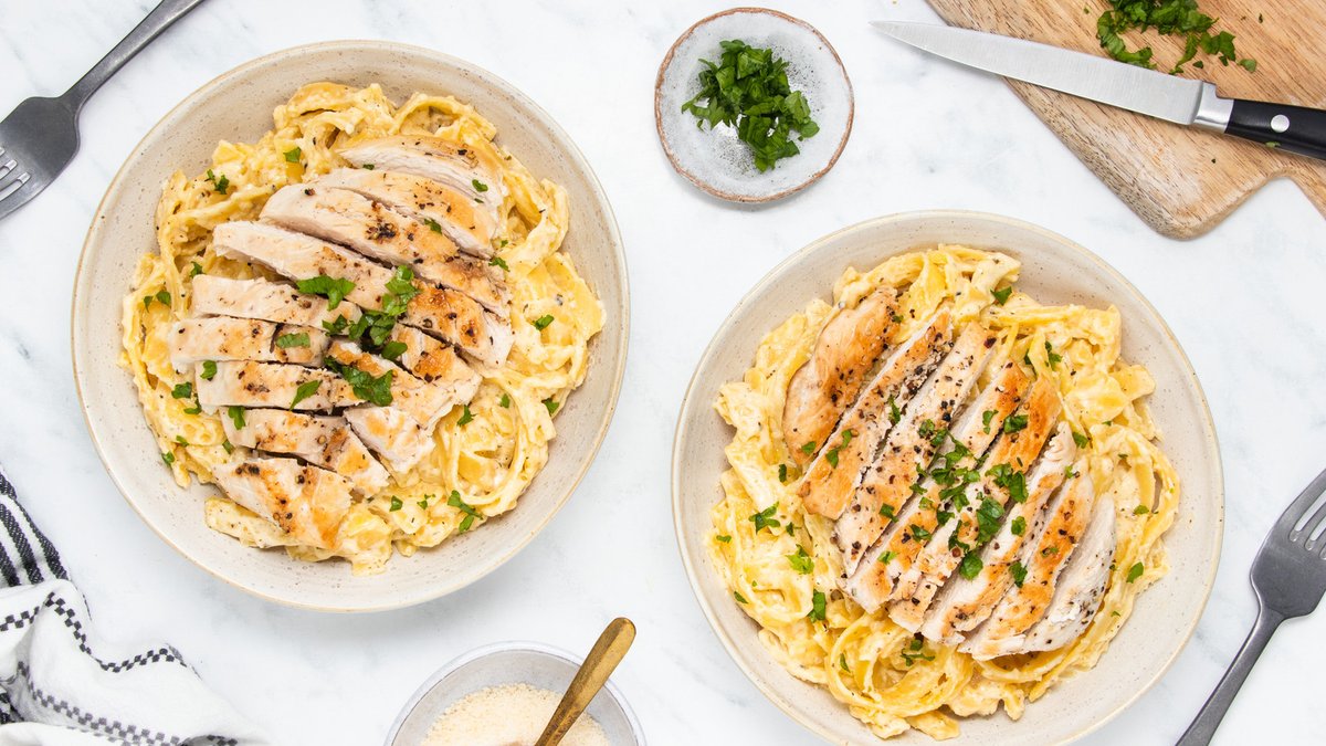 Today, I invite you to savor the comforting embrace of a timeless classic: Chicken Alfredo. shorturl.at/flFR5 #chicken #chickenalfredo #alfredo #foodblogger #food #freshfood #classicdish #recipe #quickrecipe #chickendish #foodlover #easyrecipe #chickenlovers #orderfood