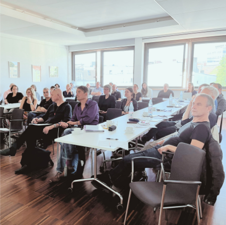 ParitaetBerlin's tweet photo. Wohn- und Gewerberäume für soziale Organisationen sind knapp. Deshalb bauen freie Träger in Berlin nun selbst. Sie fordern weniger #Bürokratie und einen Runden Tisch zur besseren Abstimmung mit den Behörden.
@Bausenator  @PROWOBerlin @UNIONHILFSWERK @KfW @mywayberlin https://t.co/YG3YV7fhdy