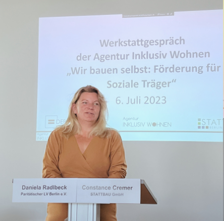 ParitaetBerlin's tweet photo. Wohn- und Gewerberäume für soziale Organisationen sind knapp. Deshalb bauen freie Träger in Berlin nun selbst. Sie fordern weniger #Bürokratie und einen Runden Tisch zur besseren Abstimmung mit den Behörden.
@Bausenator  @PROWOBerlin @UNIONHILFSWERK @KfW @mywayberlin https://t.co/YG3YV7fhdy